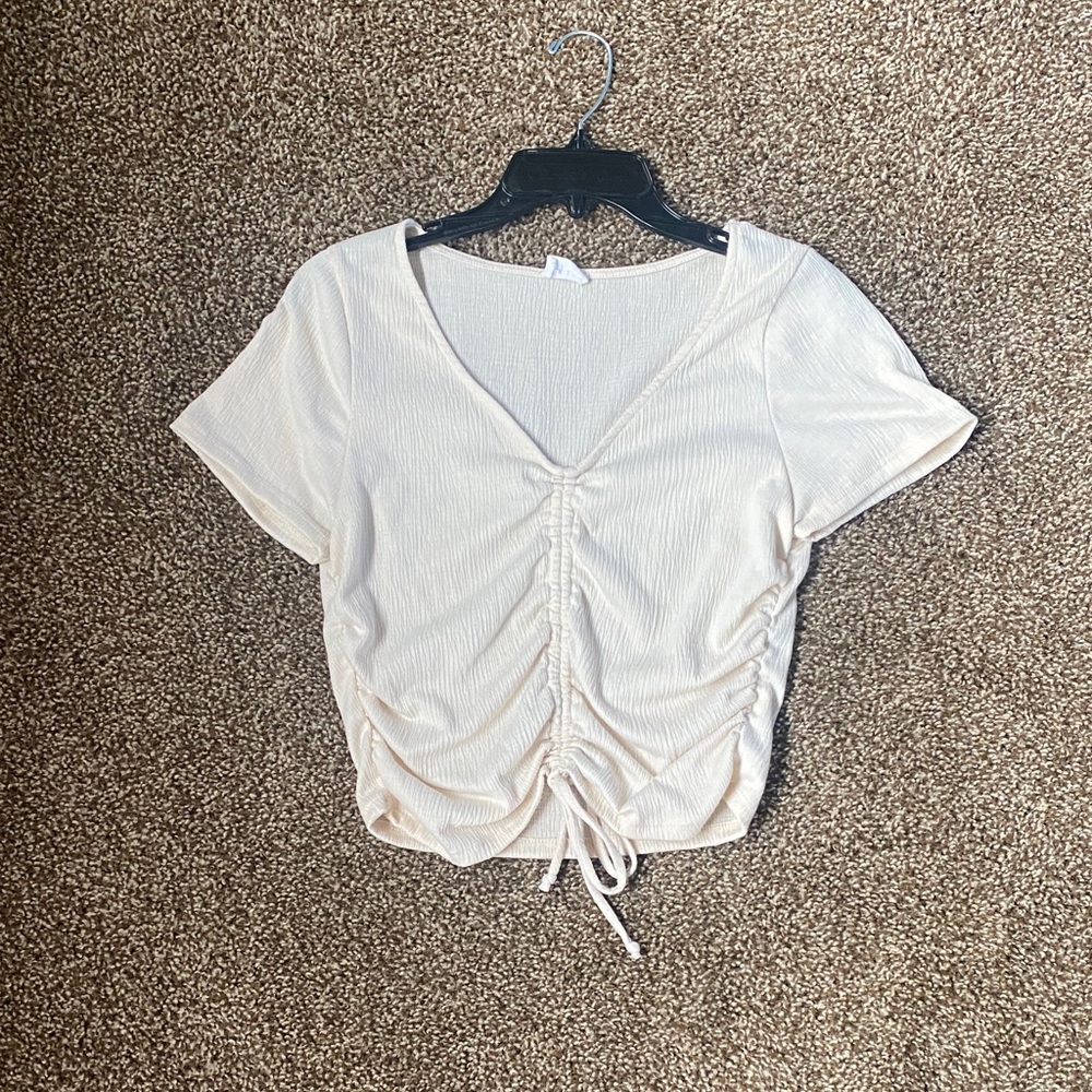 Le Lis Cream Ruched V-Neck Short Sleeve Crop Top